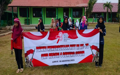 SMP Negeri 4 Gunung Sugih Gelar Pawai Kemerdekaan